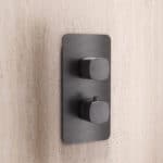 Thermostatische inbouw doucheset in black gun metal met duurzame PVD-coating, geleverd als complete set met handdouche en doucheslang, inclusief inbouwdeel. Uitgevoerd met plafondaansluiting. Onderdeel van de Genève serie, uitgevoerd in massief messi