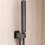 Thermostatische inbouw doucheset in black gun metal met duurzame PVD-coating, geleverd als complete set met handdouche en doucheslang, inclusief inbouwdeel. Uitgevoerd met plafondaansluiting. Onderdeel van de Genève serie, uitgevoerd in massief messi