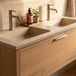 Hangend naturel eiken badkamermeubel 120 cm met één lade en dubbele Mat Beige mineraalstenen wastafel