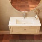 Modern naturel eiken badkamermeubel 100 cm met één lade en mat witte mineraalstenen wastafel
