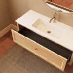 Hangend naturel eiken badkamermeubel 120 cm met één lade en mat witte mineraalstenen enkele wastafel