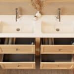 Modern naturel eiken badkamermeubel 140 cm met twee lades en mat witte mineraalstenen wastafel