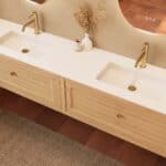 Hangend naturel eiken badkamermeubel 200 cm met één lade en mat witte solid surface wastafel