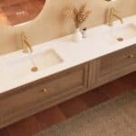 Modern donker eiken badkamermeubel 200 cm met één lade en mat witte solid surface wastafel