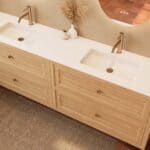 Modern naturel eiken badkamermeubel 200 cm met vier lades en mat witte solid surface wastafel