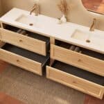 Modern naturel eiken badkamermeubel 200 cm met vier lades en mat witte solid surface wastafel