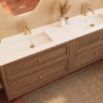 Modern donker eiken badkamermeubel 200 cm met twee lades en mat witte solid surface wastafel