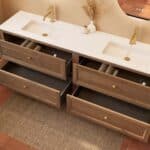 Modern donker eiken badkamermeubel 200 cm met twee lades en mat witte solid surface wastafel