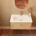 Modern naturel eiken badkamermeubel 80 cm met één lade en mat witte mineraalstenen wastafel