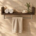 Wandplank van massief eikenhout in de kleur Donker Eiken. Voorzien van een onzichtbare bevestiging en perfect voor badkamer, toilet of woonruimte.