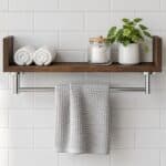 Strakke handdoekstang van 50 cm uit de Grav serie, uitgevoerd in chroom. Ideaal voor het ophangen van handdoeken in de badkamer. Voor wandmontage. De afwerking sluit exact aan bij de chroom afwerking van de Van Heck kranen.