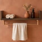 Wandplank van massief eikenhout in de kleur Donker Eiken. Voorzien van een onzichtbare bevestiging en perfect voor badkamer, toilet of woonruimte.