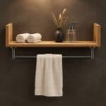 Wandplank van massief eikenhout in de kleur Naturel Eiken. Voorzien van een onzichtbare bevestiging en perfect voor badkamer, toilet of woonruimte.