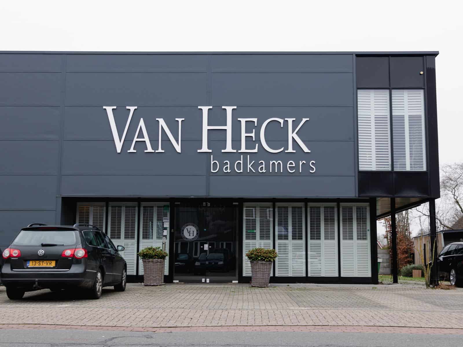 Het pand van Van Heck Badkamers aan de Ambachtstraat in Borne