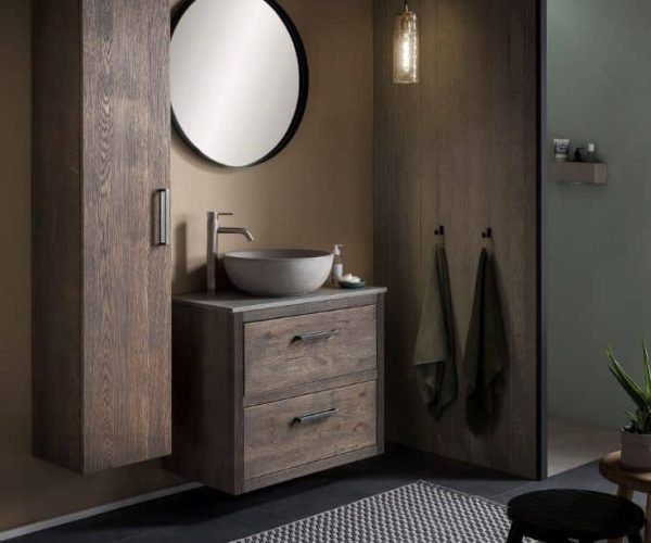 Donker eiken badkamermeubel van 80cm met bijpassende kolomkast en zwarte spiegel