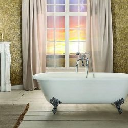 losstaand bad op poten met een klassieke badkraan