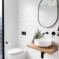 mooi industrieel badkamermeubel met witte waskom en zwarte spiegel