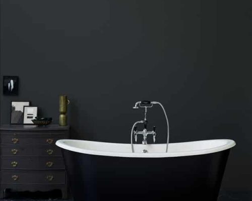 zwart vrijstaand bad met zwarte badkraan in de badkamer
