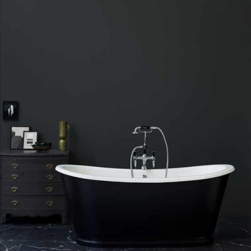 losstaand bad zwart met zwarte badkraan