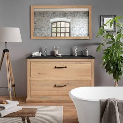 Mooi staand badkamermeubel van massief eiken met een granieten wastafelblad en bijpassende spiegel