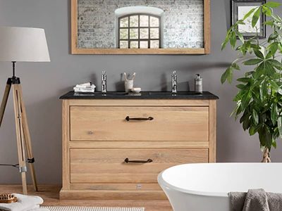 Mooi staand badkamermeubel van massief eiken met een granieten wastafelblad en bijpassende spiegel
