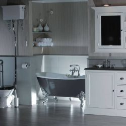 klassiek badkamermeubel met mooi bad op pootjes en klassieke handdoek radiator