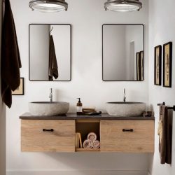 Landelijke badkamer met zwarte spiegels en granieten waskommen