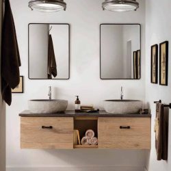 Badkamermeubel van massief hout met twee granieten waskommen en twee zwarte spiegels