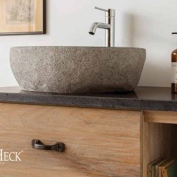 granieten wastafelblad op een eiken badkamermeubel