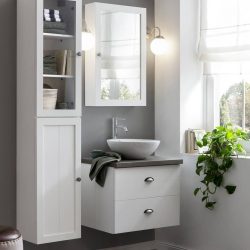 hangend wastafelmeubel in de badkamer met bijpassende spiegelkast en kolomkast