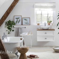 wit badkamermeubel met een eiken wastafelblad en een keramische waskom