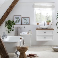Landelijke badkamer met eiken wastafelblad, bad op pootjes in landelijke stijl