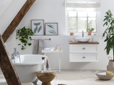 Landelijke badkamer met eiken wastafelblad, bad op pootjes in landelijke stijl