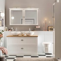 Mooi badkamermeubel in het wit op pootjes met eiken wastafelblad en bijpassende spiegelkast