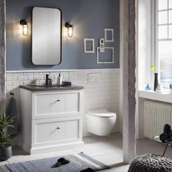 wit badkamermeubel met zwarte kraan en zwarte spiegel