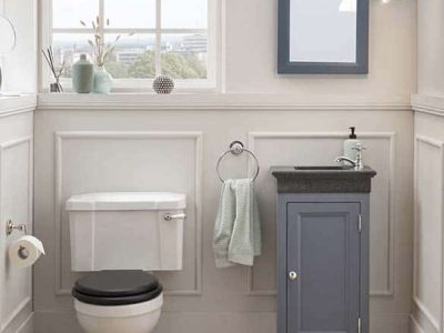 staand toiletmeubel van massief hout met granieten fontein en bijpassende spiegel in de toiletruimte