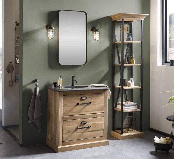 badkamer met eiken badmeubel, zwarte spiegel en bijpassende kolomkast