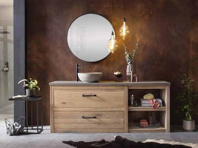 Massief houten badkamermeubel met betonnen waskom en zwarte spiegel