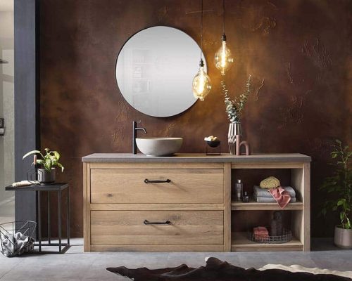 landelijke badkamer van massief eiken met een betonnen wastafelblad en een zwarte spiegel