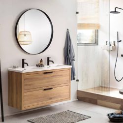 industriële stijl met een eiken badkamermeubel, twee zwarte kranen en een zwarte spiegel