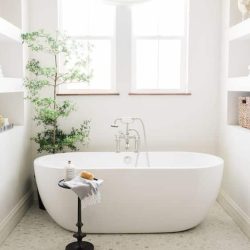 mooi losstaand bad met mooie badkraan in landelijke badkamer