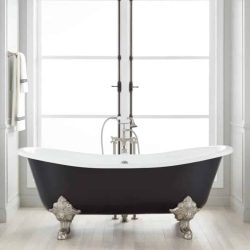 zwart losstaand bad op pootjes met klassieke badkraan