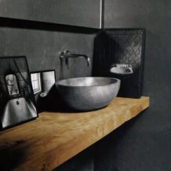 mooi industrieel badkamermeubel met betonnen waskom en wabi sabi look