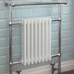 klassieke handdoek radiator in de badkamer