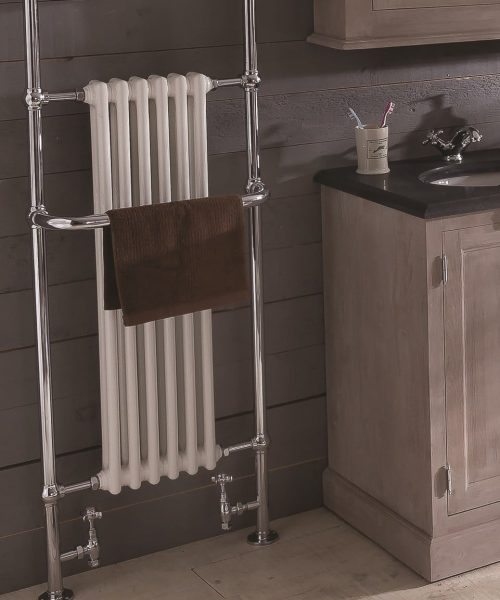 landelijke design radiator in de landelijke badkamer