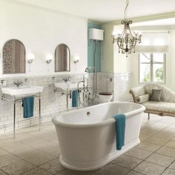klassieke badkamer met twee keramiek wastafels op staanders.