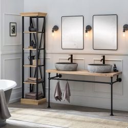 industrieel badkamermeubel met een eiken wastafelblad, twee zwarte kranen, twee zwarte spiegels en bijpassende kolomkasten