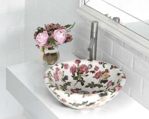 gedecoreerde waskom in de badkamer met bloemetjespatroon