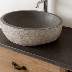 granieten waskom op een eiken meubel met mooie kraan